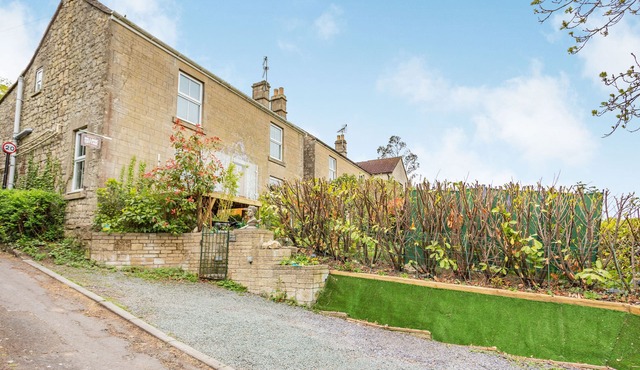 HILLSIDE COTTAGE, pet friendly, with a garden in Peasedown St John