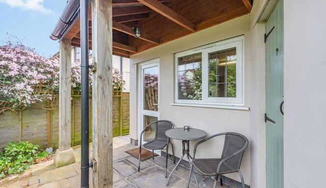 HILLSIDE COTTAGE, pet friendly, character holiday cottage in Spaxton