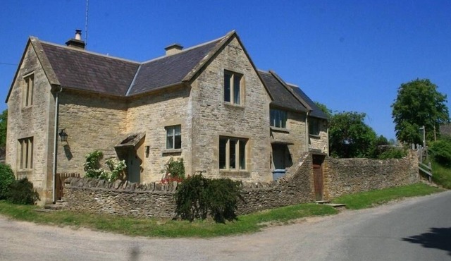 HILLSIDE COTTAGE, pet friendly, character holiday cottage in Burford