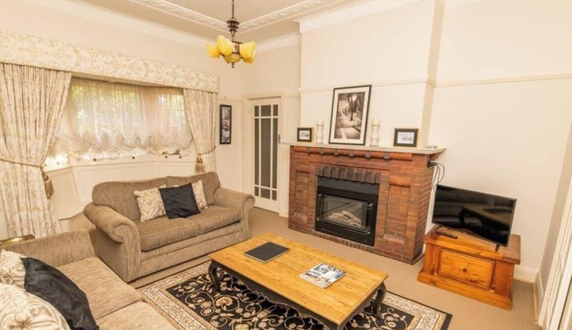 Hillside Cottage - Spacious, Walk to CBD