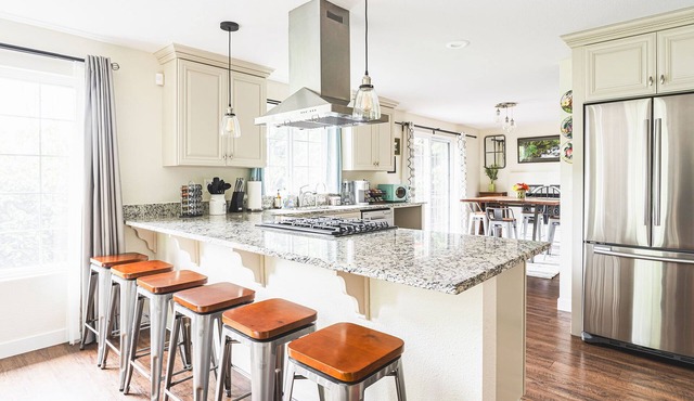 Hillside Cottage w/Chef's Kitchen miles from Seattle