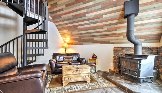 Hillside Cripple Creek Cabin w/Hot Tub, Mtn Views