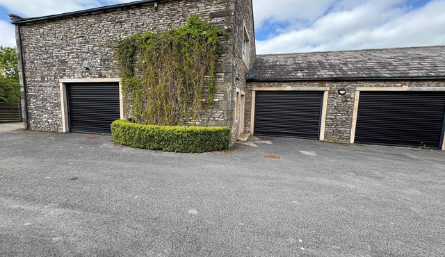 Hillside Farm - by Estatesmen