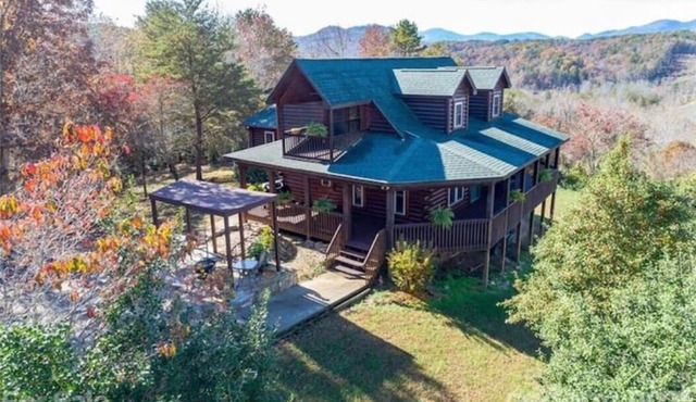 Hillside Haven - Amazing views with a hot tub!