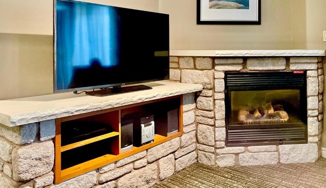 Hillside Haven: Carriage Club Resort Retreat