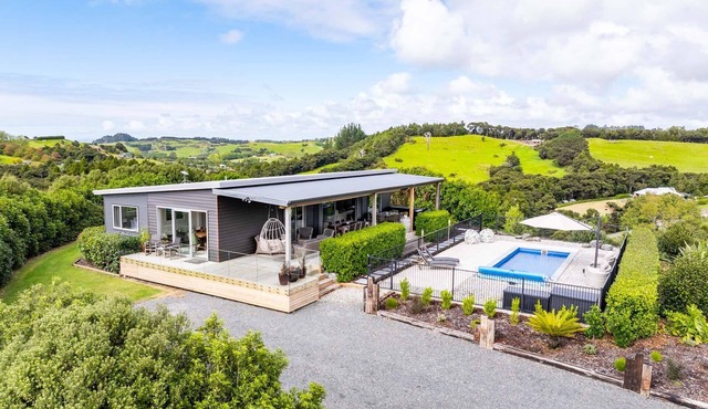 Hillside Haven - Stylish, sunny holiday home with pool and spa in beautiful rural setting