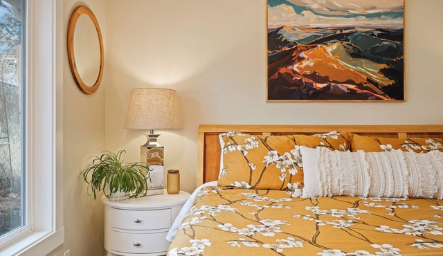 Hillside Haven: Tranquil NW Studio Near the River