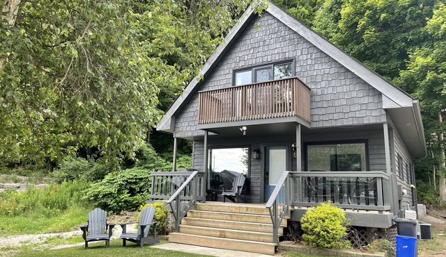 Hillside Hideaway in the Heart of Port Stanley