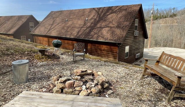 Hillside Hideaway East just 1/2 mile from Current River!