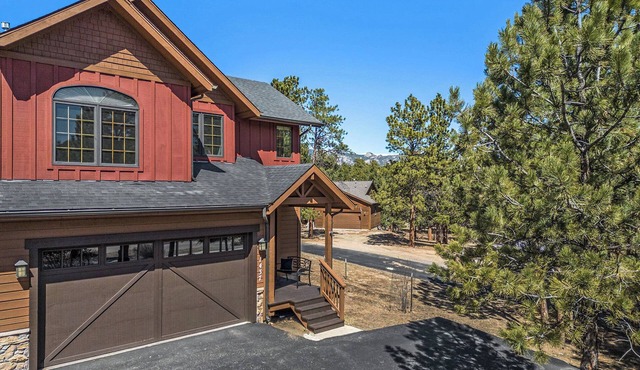 Hillside Hideaway- Family friendly centrally located with AC, Hot Tub, Game Room