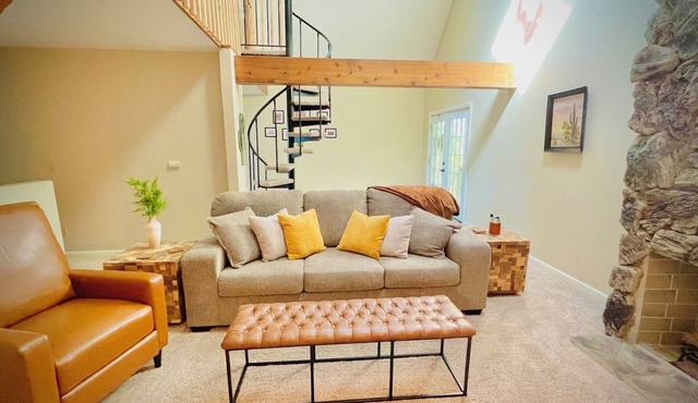 Hillside Hideaway in Marietta, OH: 4 beds, 2 baths, stunning views!nnnn