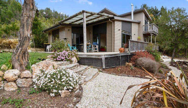 Hillside Hideaway - Kaiteriteri Holiday Home