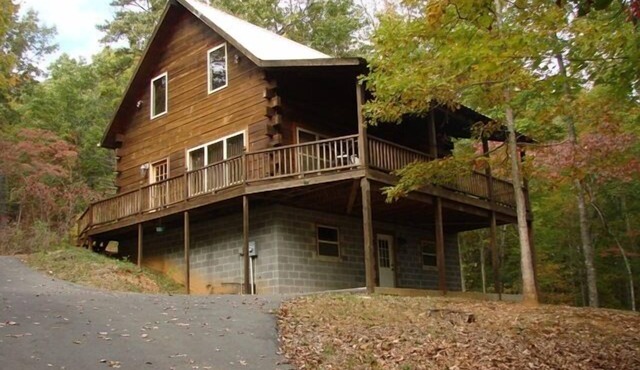 Hillside Hideaway - log cabin in the woods