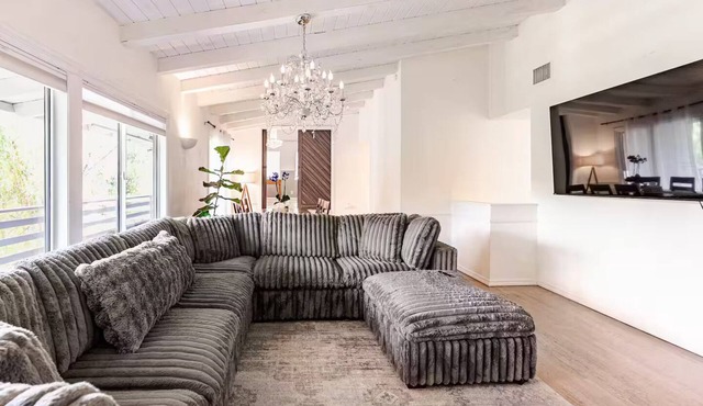 Hillside Hideaway - Private Woodland Hills Canyon Guest Suite with Views