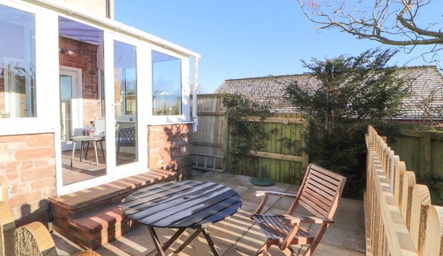 HILLSIDE HIDEAWAY, pet friendly, with a garden in Wigton