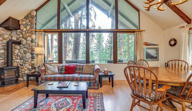 Hillside Hideaway: Warm & Cozy Terrace Lakes Cabin