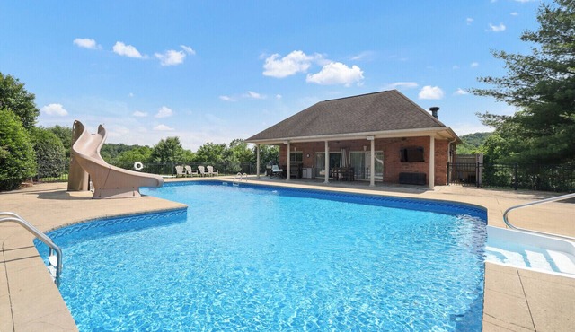 Hillside Hideaway - Pool + Great Amenities Close to Nashville