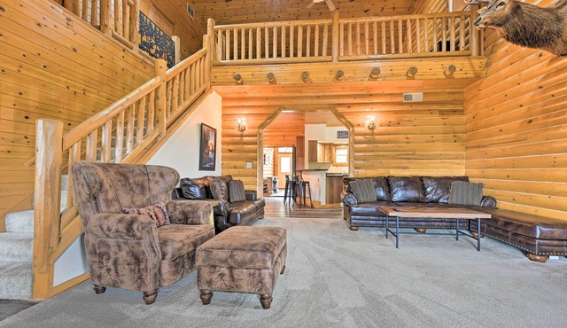 Hillside Hideaway w/Hot Tub & Heated Patio!