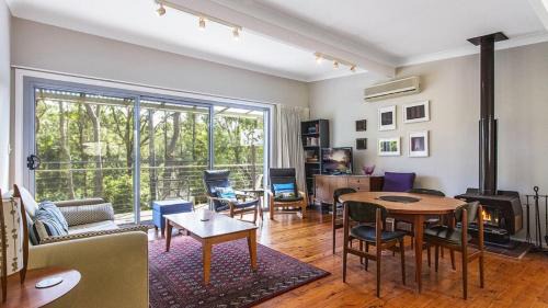 Hillside Hideaway - Wifi & Pet Friendly