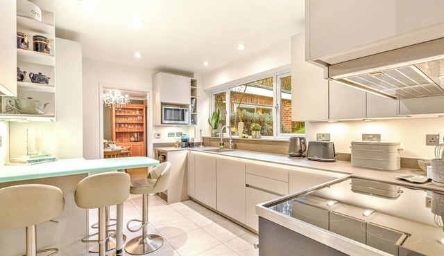 Hillside House in Henley