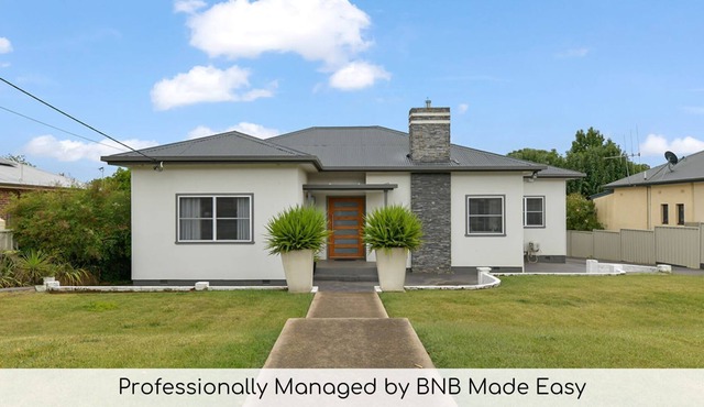 Hillside House - Newly Renovated 1950s Home, Pets