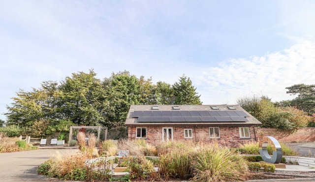 HILLSIDE HOUSE, pet friendly, with hot tub in Tarvin