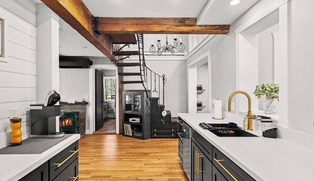 Hillside Hummingbird House Secluded With Hot Tub!