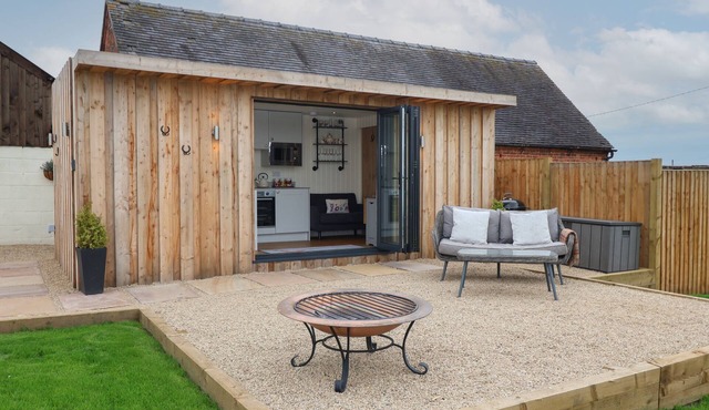 HILLSIDE HUT, pet friendly, with hot tub in Ashbourne