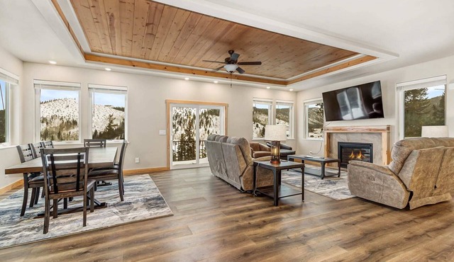 Hillside Lodge - 7BR, Great Location with Views!