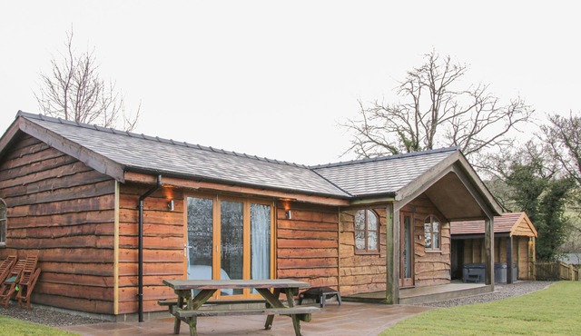 HILLSIDE LODGE, pet friendly, with hot tub in Ludlow