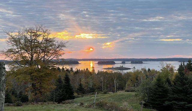 Hillside Lodge with a gorgeous ocean view! - 10 min from the beach!