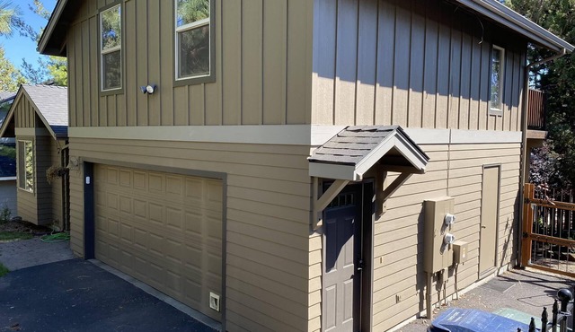 Hillside Loft- Spacious Studio, 100+mbps Wifi, Gas Fireplace, AC, Balcony
