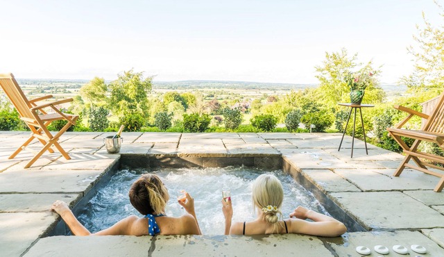 Hillside Luxury Cottage and Spa by The Three Daggers