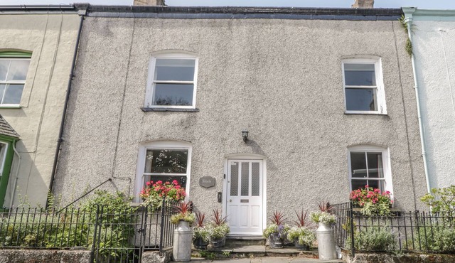 HILLSIDE, pet friendly, with open fire in Broughton-In-Furness