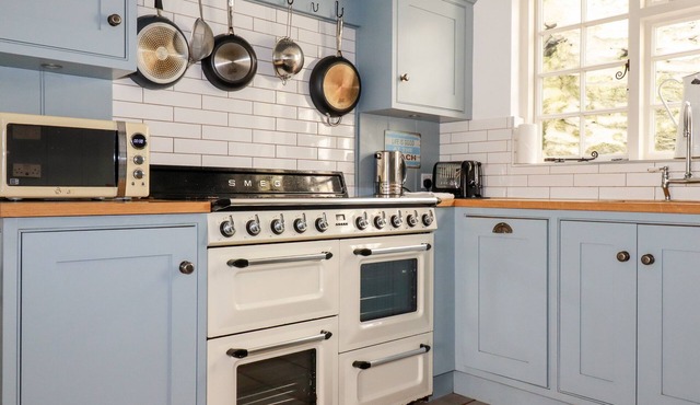 HILLSIDE, pet friendly, character holiday cottage in Portloe