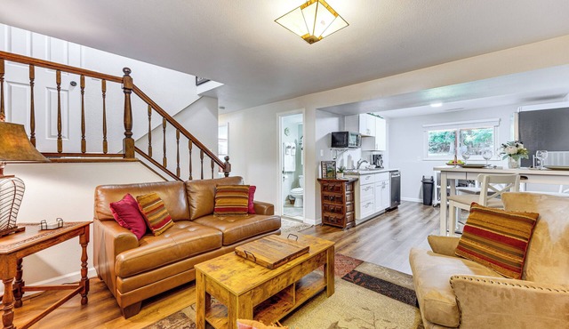 Hillside Place w/Mountain Views ~ 8 Mi to Dtwn!