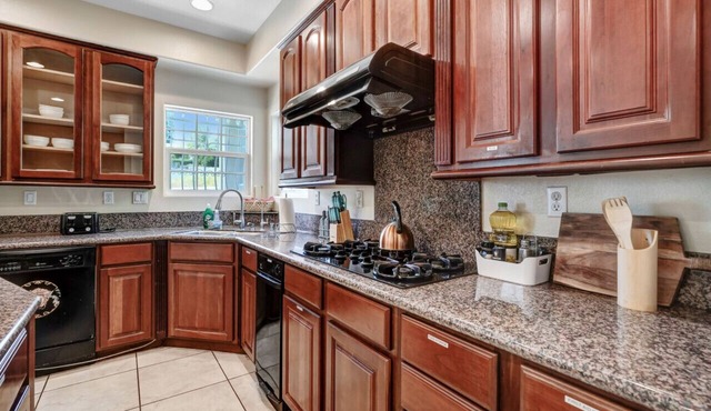 Hillside Pool Haven: 6 bedrooms, with fitness area, and wide backyard