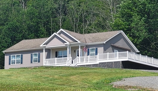 Hillside Relaxation in Endless Mountains. Minutes from Tioga Downs. Sleeps 8