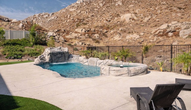 Hillside Retreat W/Grotto Pool, Hot Tub & Patio