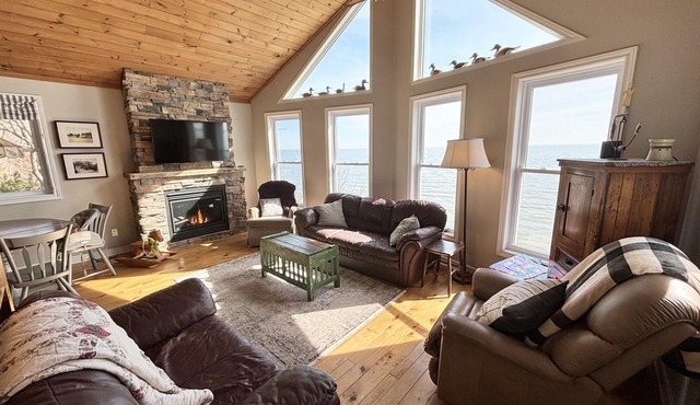 - Hillside Shores Cottage – Scenic Decks, Cozy Vibes & Private Owned Beach