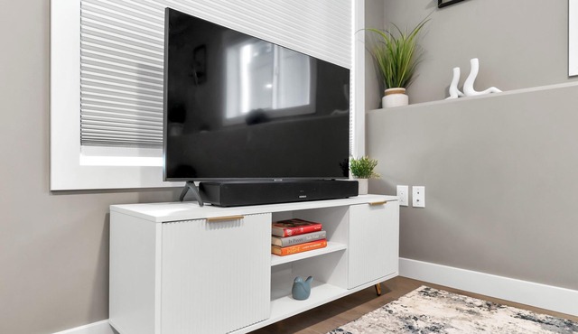 Hillside Suite: Your Cozy, Modern Getaway in Medicine Hat