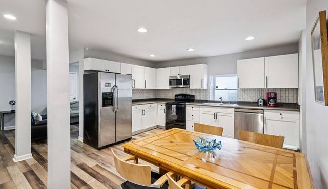 Hillside Tucked-Away Apartment | 5 min to Downtown