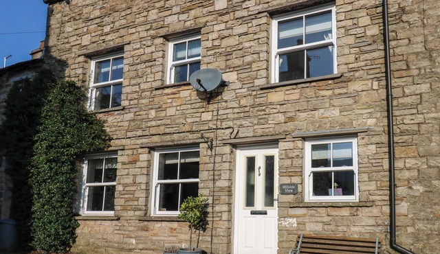 HILLSIDE VIEW, pet friendly, with open fire in Hawes