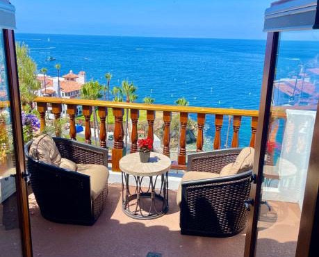 Hillside villa w ocean views, pool & balcony