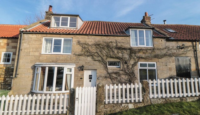 HILLSOVER COTTAGE, pet friendly, with open fire in Ainthorpe