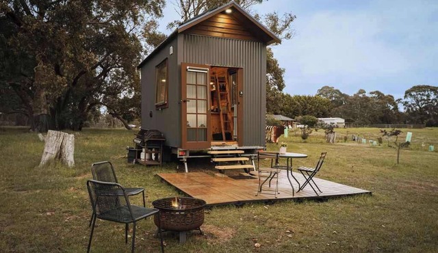 Hillsview Cottage by Tiny Away