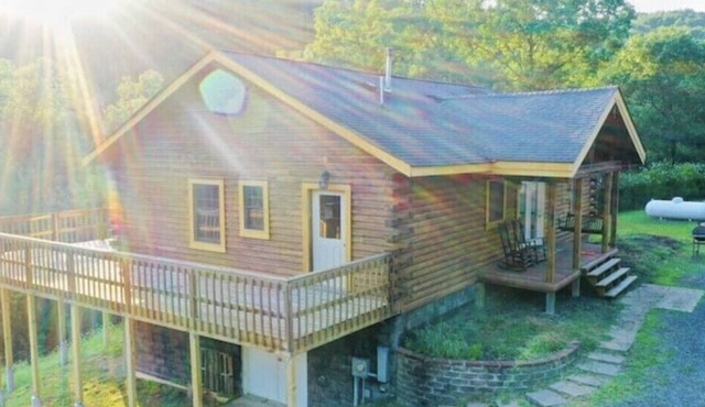 Hilltop 10 acre Cabin Retreat Getaway - WiFi!