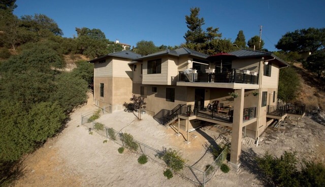 Hilltop 365: Downtown Luxury ~ Stunning Views ~ Hilltop ~ 3 Blocks To Downtown