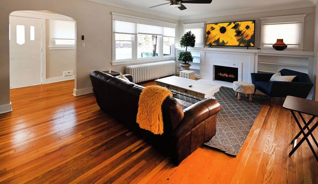 HILLTOP 4 BEDROOM 2 BATH SINGLF FAMILY HOME IN CHERRY CREEK! SLEEPS 8