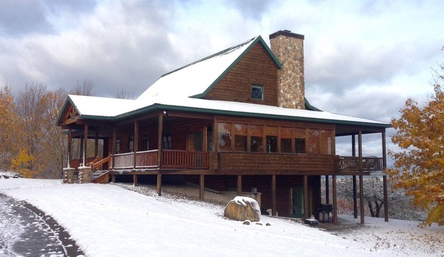 Hilltop Cabin Close to Crystal Mountain, Stunning 40-Mile Views